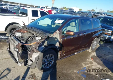 2021 Toyota Sienna Xle z USA, uszkodzony, nr VIN 5TDYRKEC0MS071712